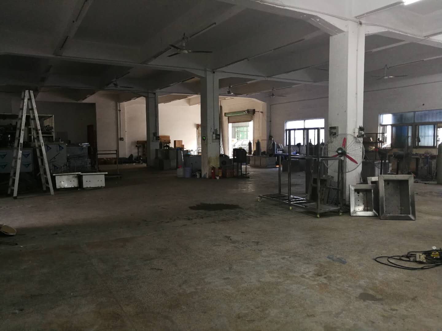 勁榮廠(chǎng)房超聲波清洗機(jī)展示區(qū)
